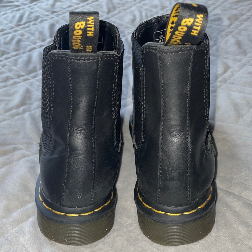 *SOLD* DR. MARTENS 2976 Yellow Stitch Smooth  Leather Chelsea Boots sz 9 - Picture 5 of 12